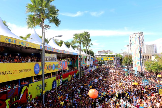 Foliões durante o show de Daniela Mercury no Carnaval de Salvador, Bahia - 28/02/2017