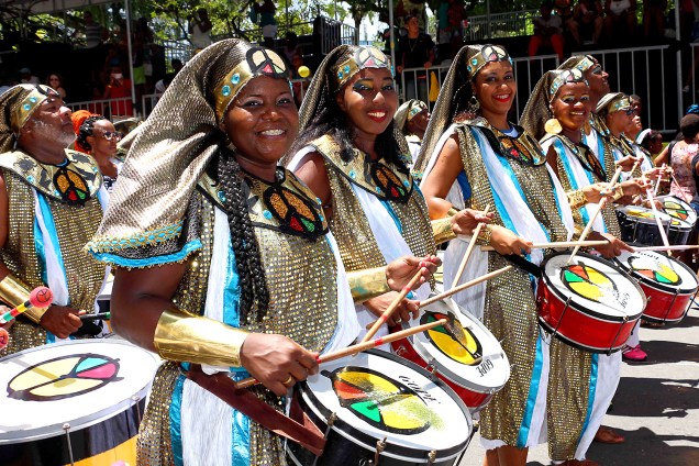 Integrantes do tradicional Olodum tocam tambores no Carnaval de Salvador na Bahia - 28/02/2017