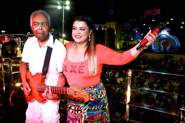 Preta Gil e Gilberto Gil agitam o Carnaval em trio elétrico em Salvador na Bahia Preta Gil e Gilberto Gil agitam o Carnaval em trio elétrico em Salvador na Bahia