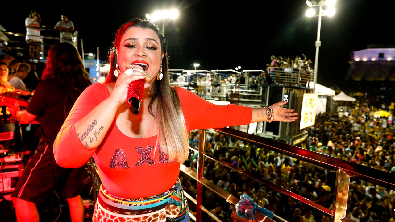Preta Gil durante seu show no trio elétrico em Salvador, Bahia