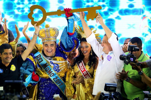 ACM Neto entrega a chave ao Rei Momo e abre oficialmente Carnaval em Salvador na Bahia