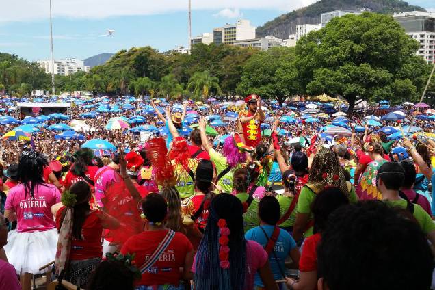 Bloco do Sargento Pimenta comemora 7º carnaval e 50 anos do álbum dos Beatles Bloco do Sargento Pimenta comemora 7º carnaval e 50 anos do álbum dos Beatles