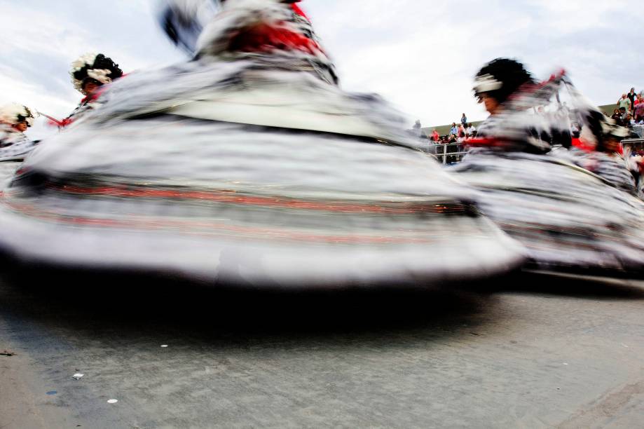 Baianas enfeitam a avenida durante desfile da escola Águia de Ouro, na Arena Anhembi em São Paulo