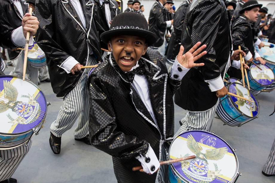 Com tema  'Amor com amor se paga – Uma história animal', escola Águia de Ouro fecha o primeiro dia de carnaval em São Paulo