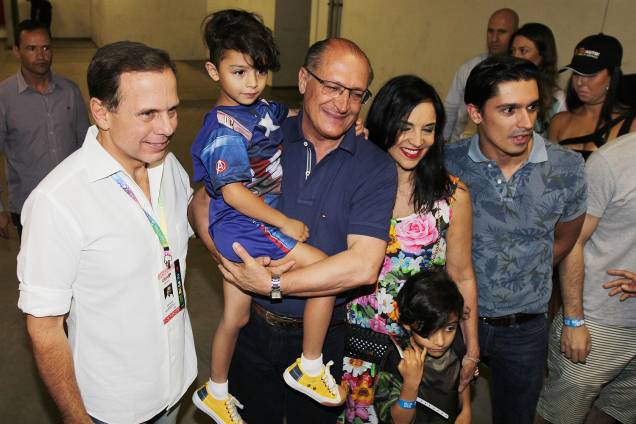 O prefeito de São Paulo (SP), João Doria (esq), o governador Geraldo Alckmin (centro) e a esposa Lu Alckmin (dir), posam para foto no Sambódromo do Anhembi, durante a primeira noite de desfiles das escolas de samba - 24/02/2017 O prefeito de São Paulo (SP), João Doria (esq), o governador Geraldo Alckmin (centro) e a esposa Lu Alckmin (dir), posam para foto no Sambódromo do Anhembi, durante a primeira noite de desfiles das escolas de samba - 24/02/2017