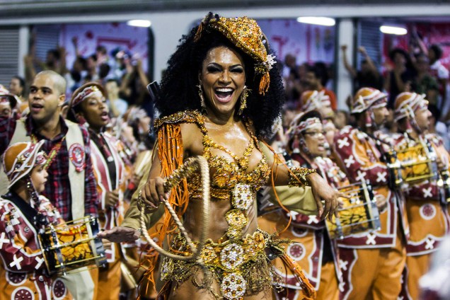 A rainha de bateria da Dragões da Real, Simone Sampaio, durante o segundo dia dos desfiles das escolas de samba, no Sambódromo do Anhembi, em São Paulo (SP) - 26/02/2017