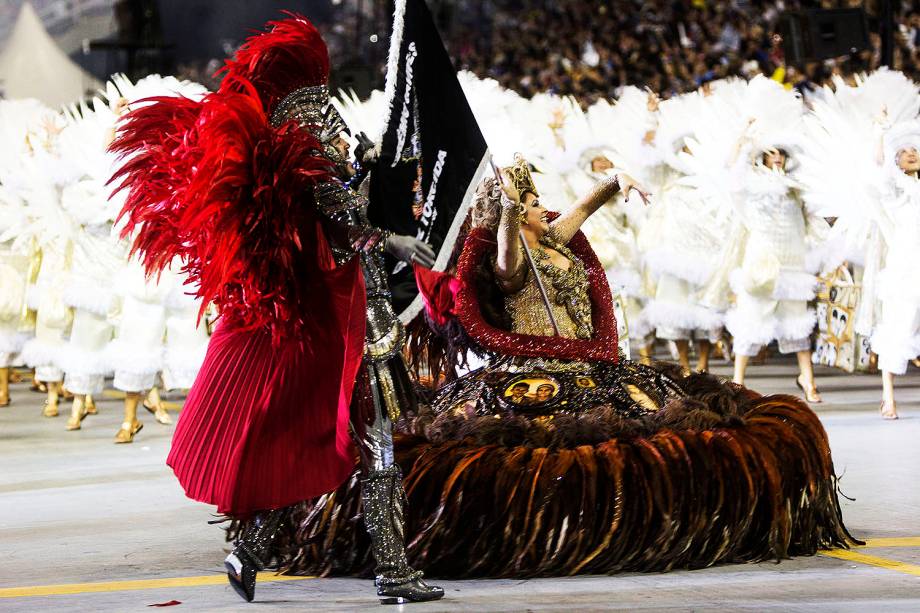 Gaviões da Fiel levanta a galera no primeiro dia de desfiles das escolas do grupo especial do Carnaval 2017 de São Paulo no Sambódromo do Anhembi na zona norte da capital paulistana - 25/02/2017