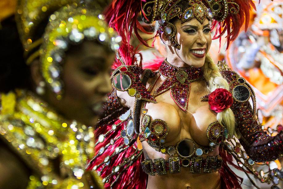 Tati Minerato, rainha da escola Gaviões da Fiel, durante desfile no Sambódromo do Anhembi, em São Paulo (SP) - 25/02/2017