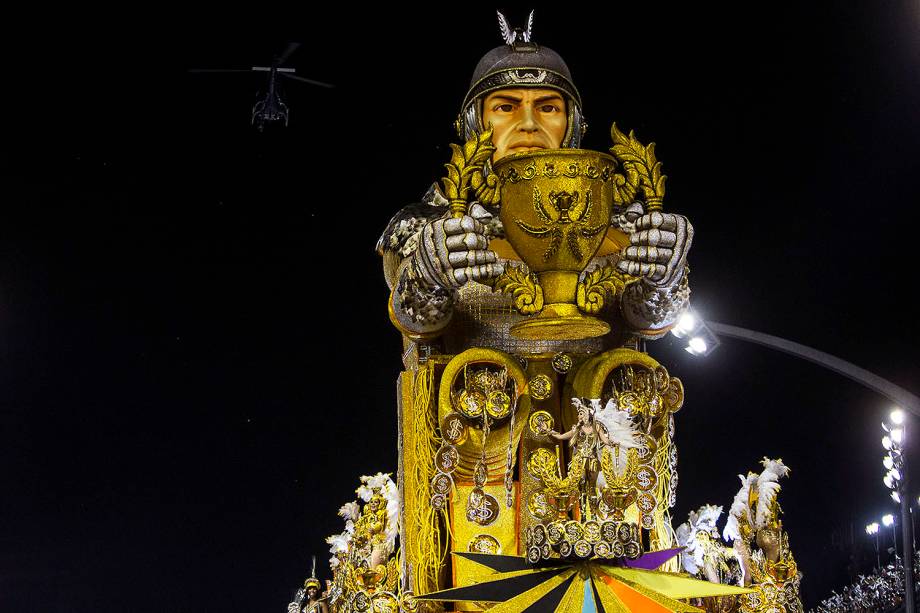 Gaviões da Fiel levanta a galera no primeiro dia de desfiles das escolas do grupo especial do Carnaval 2017 de São Paulo no Sambódromo do Anhembi na zona norte da capital paulistana - 25/02/2017