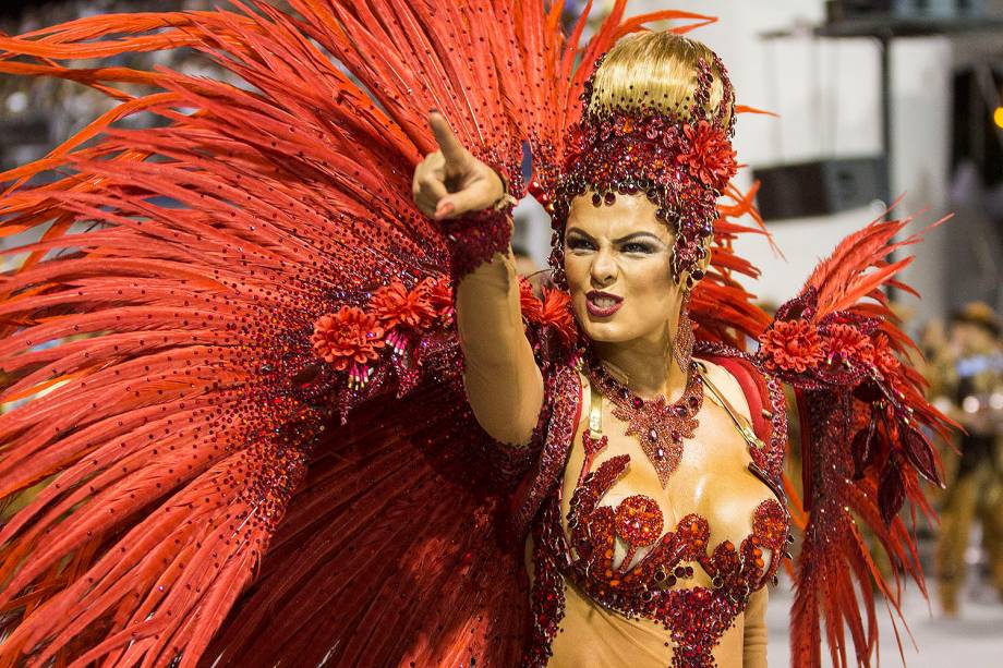 Gaviões da Fiel levanta a galera no primeiro dia de desfiles das escolas do grupo especial do Carnaval 2017 de São Paulo no Sambódromo do Anhembi na zona norte da capital paulistana - 25/02/2017