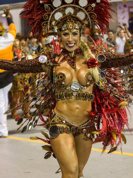 Tati Minerato, rainha da escola Gaviões da Fiel, durante desfile no Sambódromo do Anhembi, em São Paulo (SP) - 25/02/2017