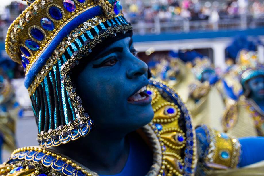 Escola Rosas de Ouro se apresenta no Sambódromo Anhembi, no segundo dia de carnaval em São Paulo