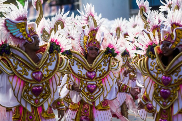Rosas de Ouro fecha o desfile de carnaval no Sambódromo Anhembi, no segundo dia de carnaval em São Paulo