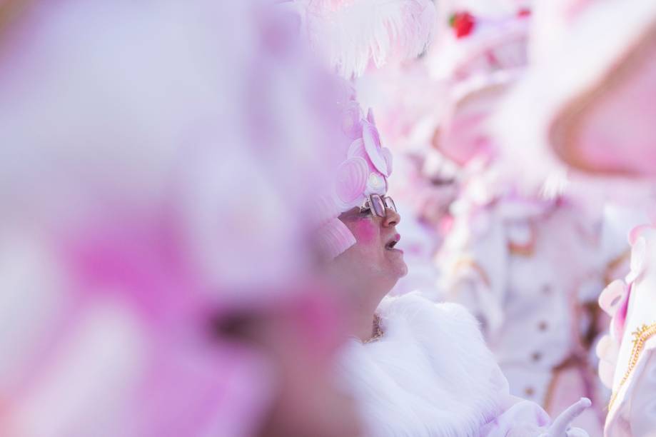Rosas de Ouro fecha o desfile de carnaval no Sambódromo Anhembi, no segundo dia de carnaval em São Paulo