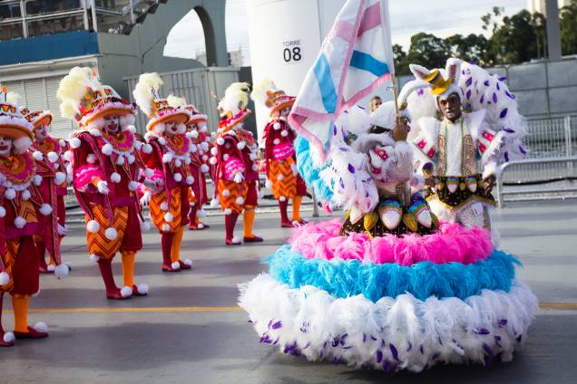 Com enredo “Convivium. Sente-se à mesa e saboreie”, escola Rosas de Ouro fecha o desfile de carnaval em São Paulo Com enredo “Convivium. Sente-se à mesa e saboreie”, escola Rosas de Ouro fecha o desfile de carnaval em São Paulo