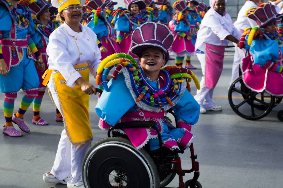 Com enredo “Convivium. Sente-se à mesa e saboreie”, escola Rosas de Ouro fecha o desfile de carnaval em São Paulo