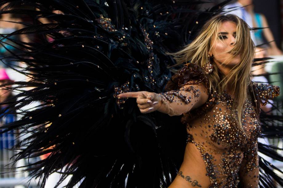 Com enredo “Convivium. Sente-se à mesa e saboreie”, escola Rosas de Ouro fecha o desfile de carnaval em São Paulo