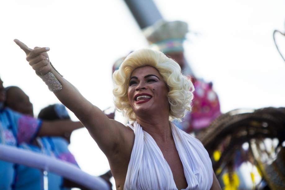 Com enredo “Convivium. Sente-se à mesa e saboreie”, escola Rosas de Ouro fecha o desfile de carnaval em São Paulo