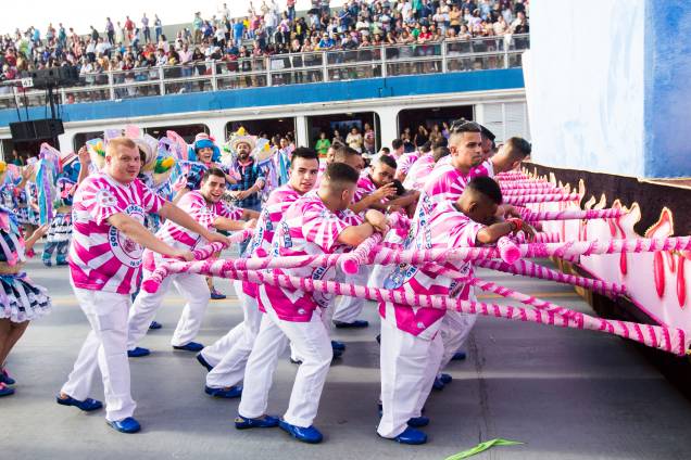 Trabalhadores empurram carro alegórico da casa Rosas de Ouro, escola de samba que fechou o segundo dia de carnaval no Sambódromo Anhembi, em São Paulo Trabalhadores empurram carro alegórico da casa Rosas de Ouro, escola de samba que fechou o segundo dia de carnaval no Sambódromo Anhembi, em São Paulo