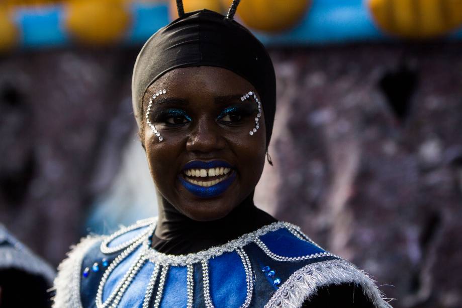 Rosas de Ouro fecha o desfile de carnaval no Sambódromo Anhembi, no segundo dia de carnaval em São Paulo