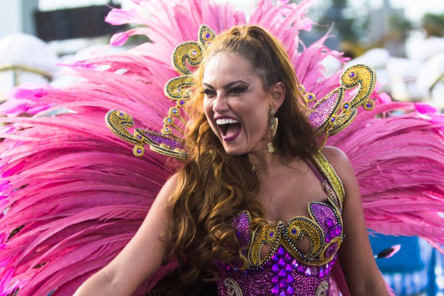 Ellen Rocche, rainha da escola Rosas de Ouro há dez anos, desfila no segundo dia de carnaval em São Paulo