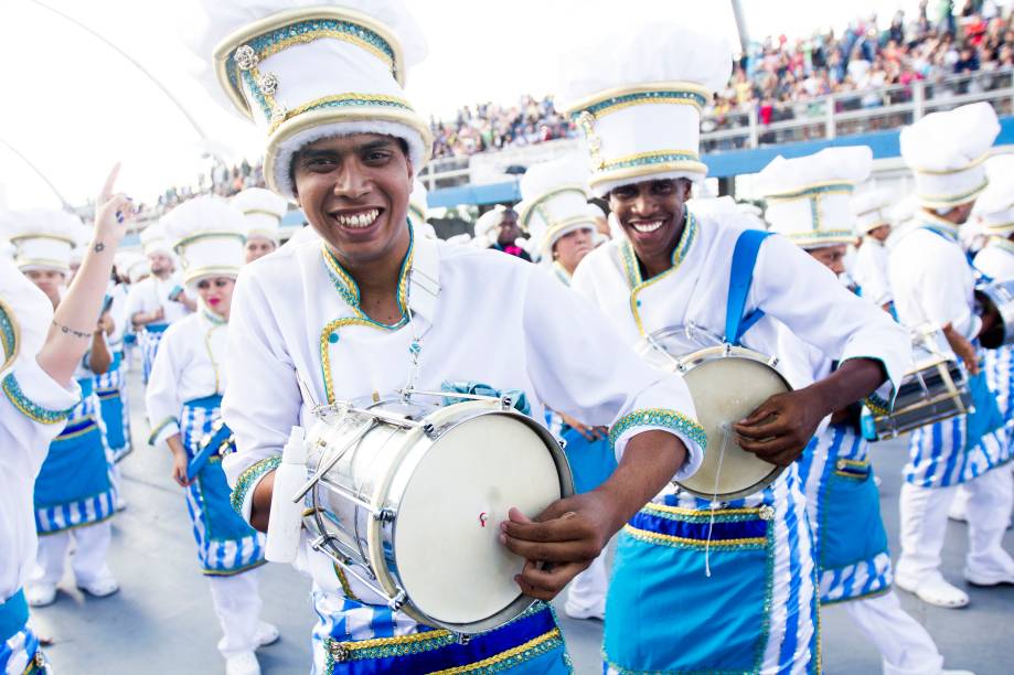 Bateria se apresenta e diverte no segundo dia do carnaval em São Paulo