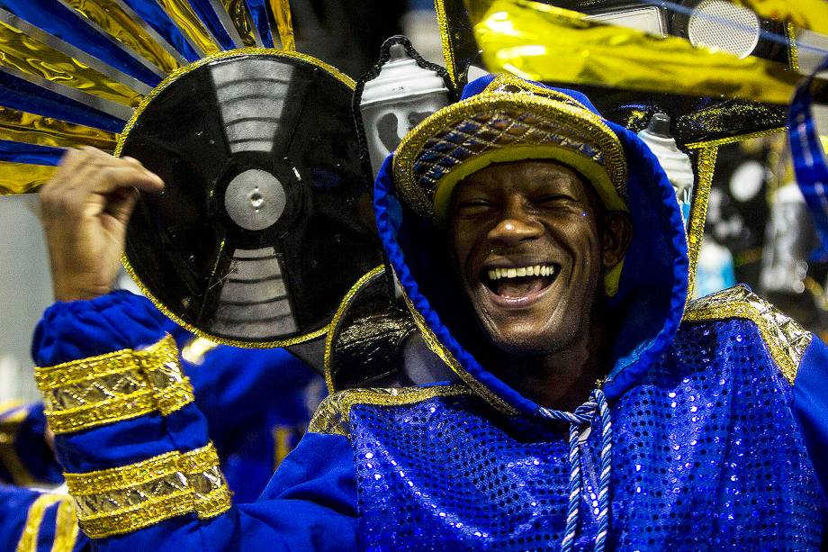 Com o enredo 'Eu sou a arte: meu palco é a rua', a escola de samba Acadêmicos do Tucuruvi desfila no Sambódromo do Anhembi, em São Paulo (SP) - 25/02/2017