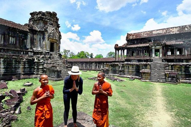 Cassie De Pecol visita o templo Angkor Wat, no Camboja