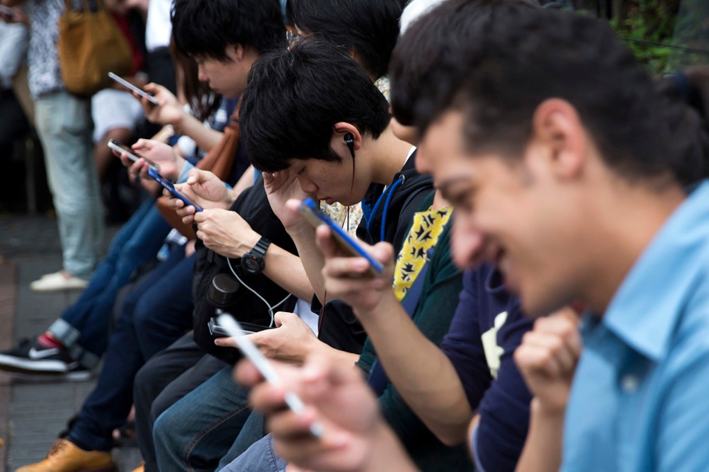Pessoas usando celular, smarthphone, iphone, android