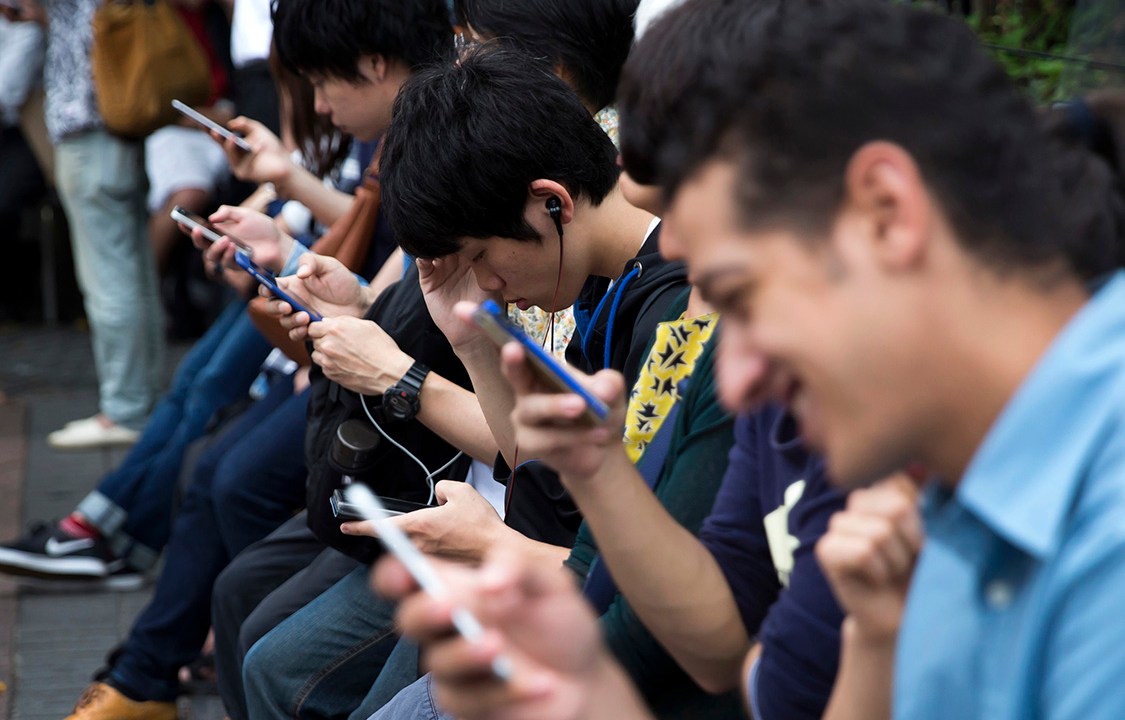 Pessoas usando celular, smarthphone, iphone, android