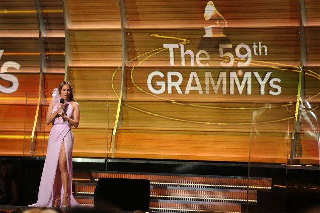 A cantora Jennifer Lopez durante a cerimônia da 59ª edição da maior premiação da música no Staples Center, em Los Angeles, nos Estados Unidos - 12/02/2017