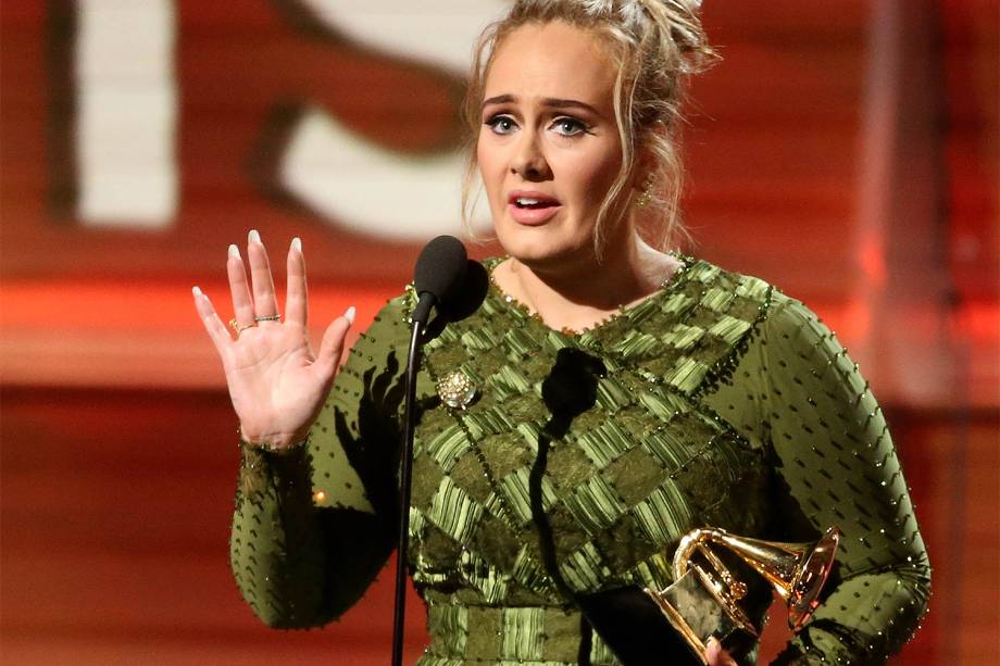 A cantora Adele durante a cerimônia da 59ª edição do Grammy no Staples Center, em Los Angeles, nos Estados Unidos - 12/02/2017