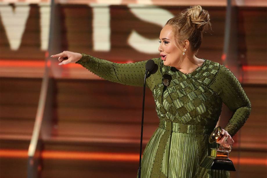 A cantora Adele recebe o troféu de Álbum do Ano, durante a cerimônia da 59ª edição do Grammy no Staples Center, em Los Angeles, nos Estados Unidos - 12/02/2017