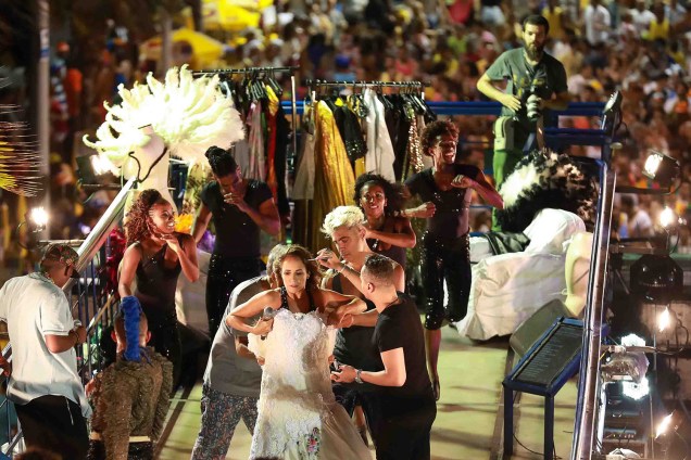 Daniela Mercury troca de roupa em cima do trio e se veste de noiva, no terceiro dia do Carnaval de Salvador