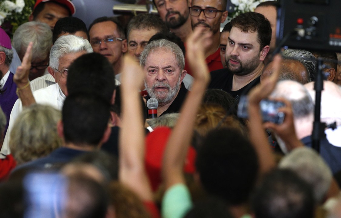 Ex-presidente Lula discursa após velório de sua esposa, Marisa Letícia Lula da Silva, no Sindicato dos Metalúrgicos em São Bernardo do Campo, São Paulo