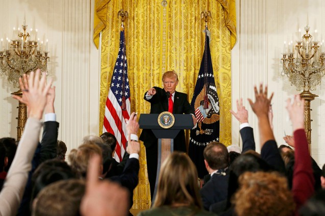 O presidente dos EUA, Donald Trump, responde perguntas de jornalistas na Casa Branca, em Washington 16/02/2017