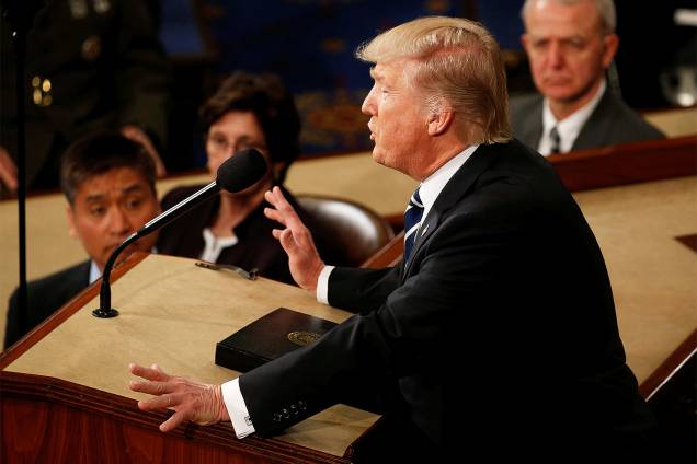 O presidente americano Donald Trump faz seu primeiro discurso em sessão conjunta aos legisladores do Senado e da Câmara de Representantes dos EUA - 28/02/2017