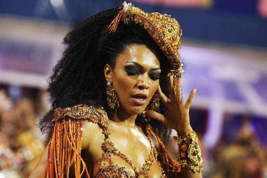 A rainha de bateria da Dragões da Real, Simone Sampaio, durante o segundo dia dos desfiles das escolas de samba, no Sambódromo do Anhembi, em São Paulo (SP) - 26/02/2017