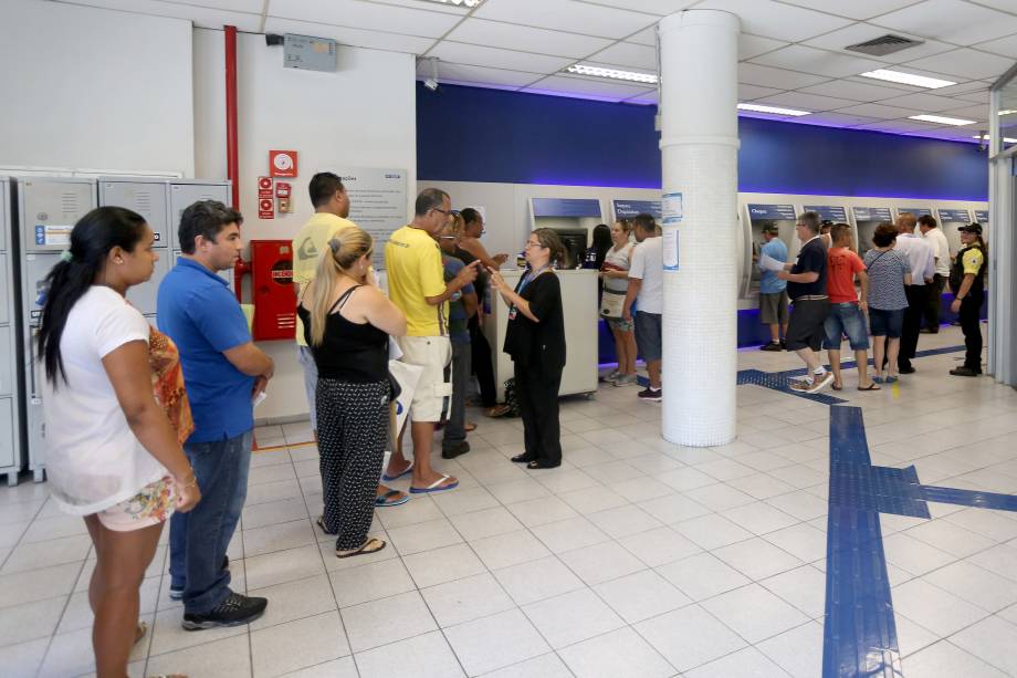 Pessoas se dirigem as agências da Caixa Econômica Federal para obter informações sobre FGTS Pessoas se dirigem as agências da Caixa Econômica Federal para obter informações sobre FGTS