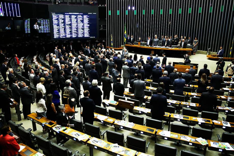 Deputados respeitam um minuto de silêncio em memória da ex-primeira dama, Marisa Letícia, esposa do ex-presidente Lula, antes da sessão na Câmara dos Deputados - 02/02/2017