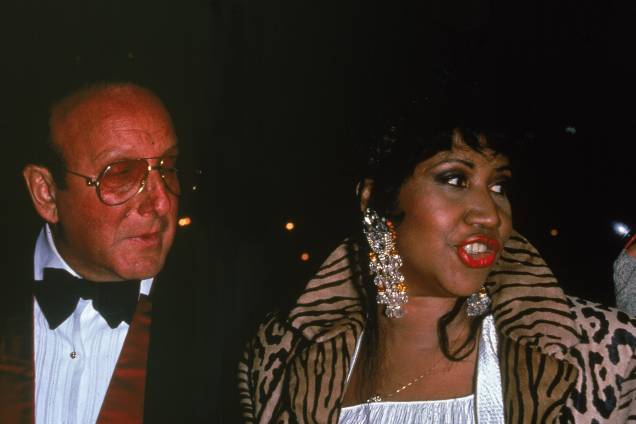 O produtor musical Clive Davis e a cantora Aretha Franklin durante evento, em 1992