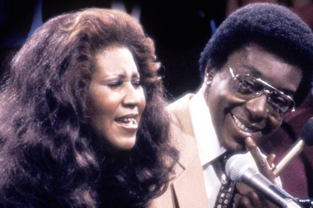 A cantora Aretha Franklin com apresentador e produtor Don Cornelius na década de 70