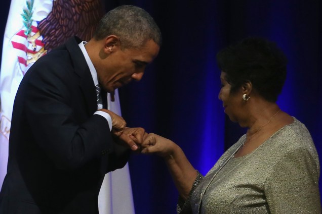 O ex-presidente dos Estados Unidos, Barack Obama, cumprimenta a cantora Aretha Franklin durante cerimônia na Casa Branca em 2015