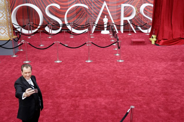 Convidado faz uma selfie no tapete vermelho do Hollywood & Highland Center antes da cerimônia do Oscar, em Hollywood, na Califórnia - 26/02/2017