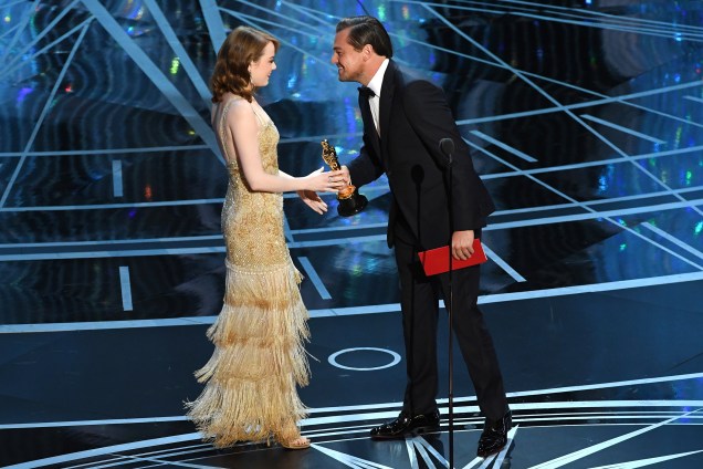 Emma Stone recebe das mãos de Leonardo DiCaprio, o prêmio de Melhor Atriz pelo filme 'La La Land: Cantando Estações' - 27/02/2017