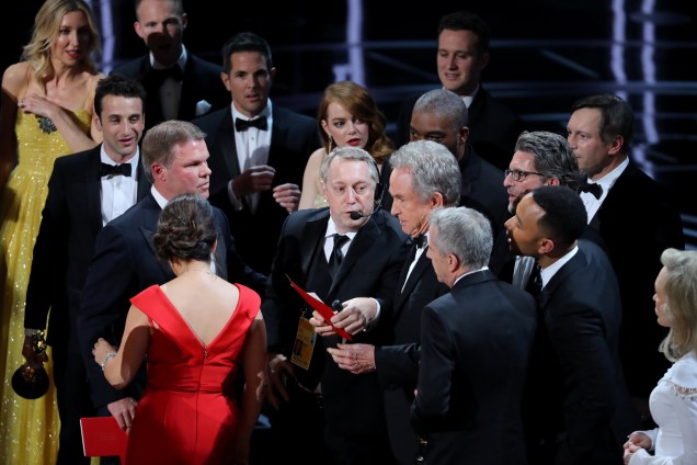Warren Beatty segura o cartão para o Oscar de Melhor Filme atribuído a 'Moonlight' depois de anunciar por engano a vitória de 'La La Land' - 27/02/2017