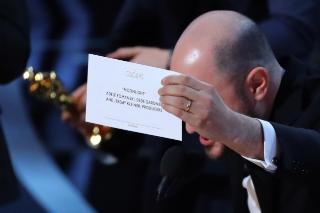 O produtor Jordon Horowitz segura um cartão com o nome do filme 'Moonlight' após confusão no anúncio do melhor filme do Oscar - 27/02/2017