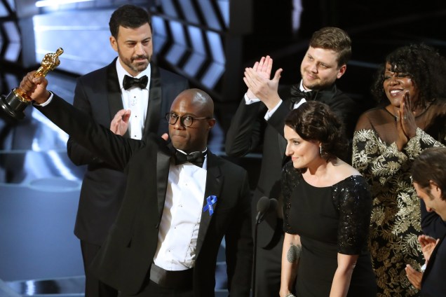 O roteirista e diretor Barry Jenkins de "Moonlight" recebe o Oscar de Melhor Filme - 27/02/2017