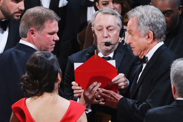 Warren Beatty segura o cartão para o Oscar de Melhor Filme atribuído a 'Moonlight' depois de anunciar por engano a vitória de 'La La Land' - 27/02/2017