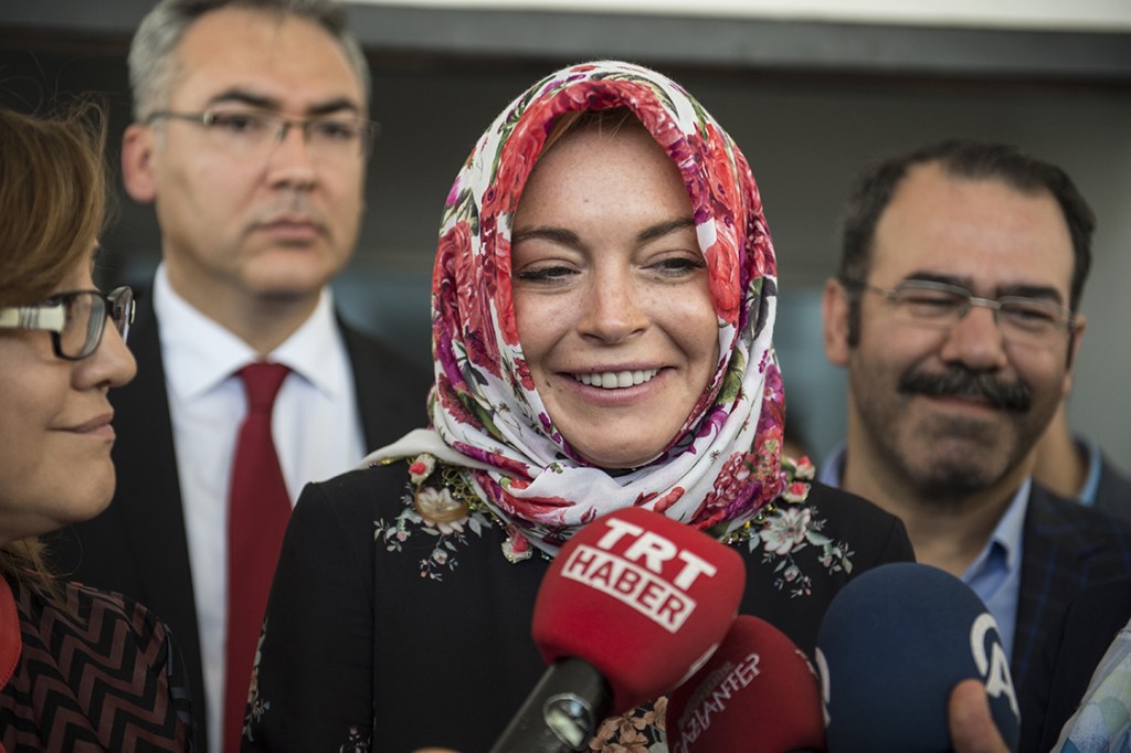 Lindsay Lohan, durante entrevista após visitar um campo de refugiados sírios na província de Gaziantep, na Turquia